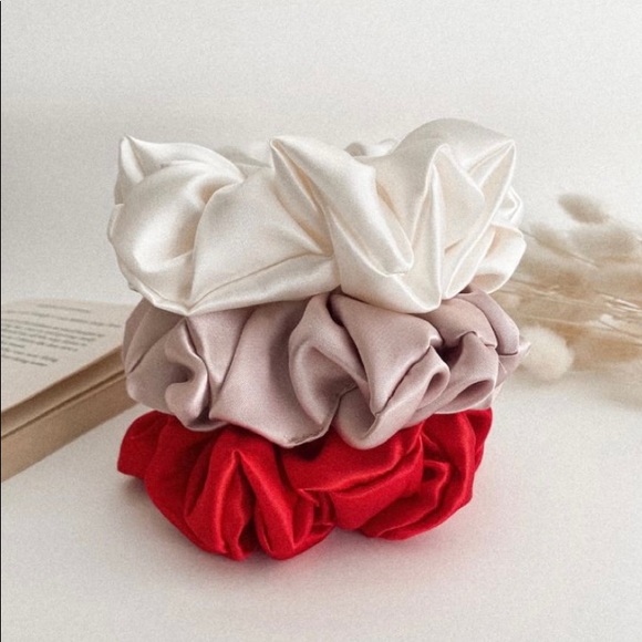 Set of 3 for (($17))Homemade Scrunchies. Or each for $6⭐️⭐️⭐️⭐️⭐️🤝🥰 - Picture 2 of 2